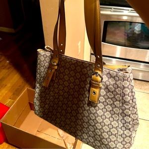 Nine West good condition used tan bag no flaws on it